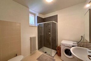 Shower, hair dryer, bidet, towels