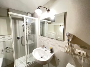 Dusche, Haartrockner, Bidet, Handtücher