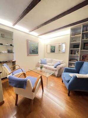 TV, books - Suite by Dante-Duomo-Centro Storico-Uffizi (Firenze)