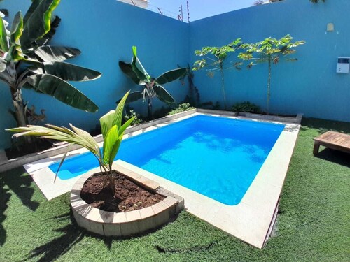 Family-sized house with pool and 5 minutes from the beach.