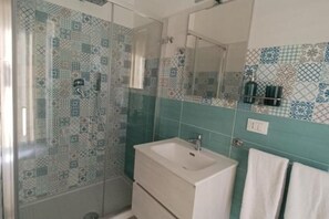 Shower, hair dryer, bidet, towels