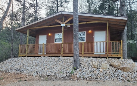 Exterior. Hogan's Hideout Cottage #7