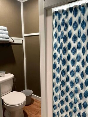 Dusj, hårføner, håndklær og såpe