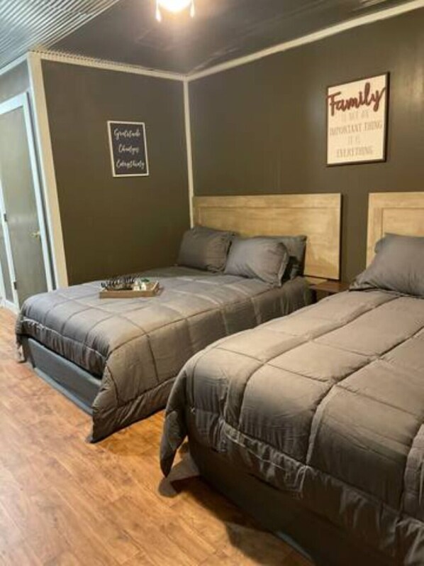 1 soverom, strykejern/-brett, internettilgang og sengetøy