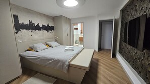 2 多间卧室、客房内保险箱、办公桌、熨斗/熨衣板