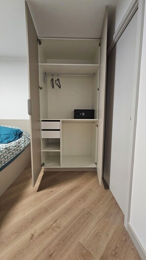 2 bedrooms, in-room safe, desk, iron/ironing board