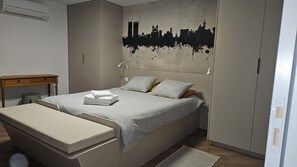 2 bedrooms, in-room safe, desk, iron/ironing board