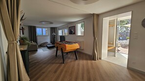 Games room - La Maison Bleue (Saint-Mitre-les-Remparts)