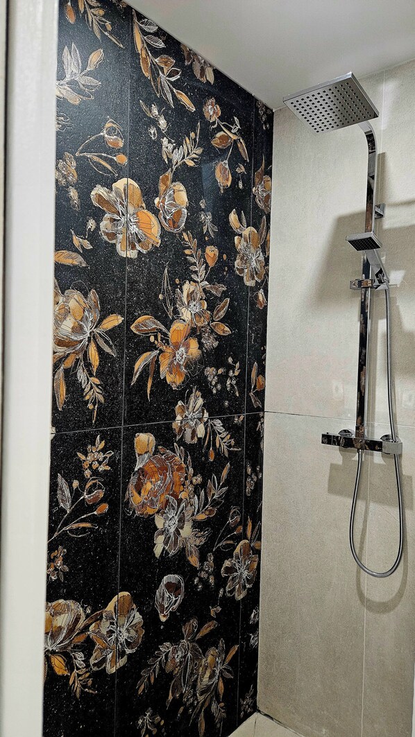 Shower, hair dryer, toilet paper