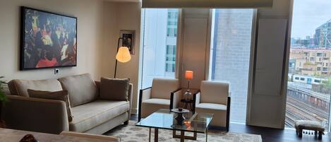 Een smart-tv en een computerscherm