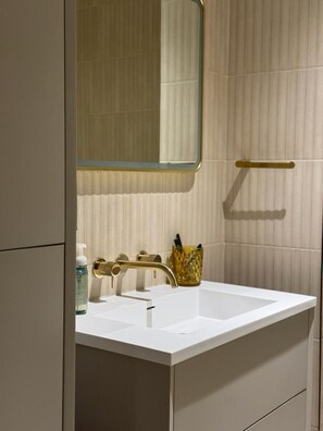 Shower, hair dryer, bidet, towels