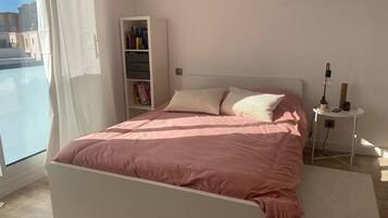 3 slaapkamers, een strijkplank/strijkijzer, wifi, beddengoed