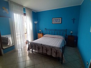 Habitació bàsica, vistes al mar | Planxa i posts de planxar i wifi gratuïta 