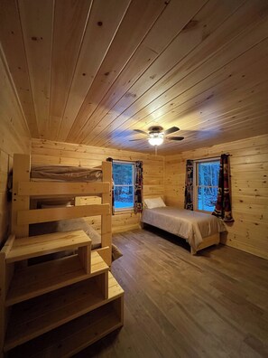 3 habitaciones, tabla de planchar con plancha, wifi y ropa de cama