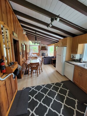 Interior - Tremblant Lakeside Cottage with Hot Tub (Mont-Tremblant)