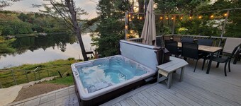Tremblant Lakeside Cottage with Hot Tub