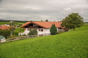 Exterior - Neu Saniertes Ferienhaus Umgeben von Malerischen Wiesen (Surberg)
