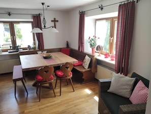 Dining - Neu Saniertes Ferienhaus Umgeben von Malerischen Wiesen (Surberg)