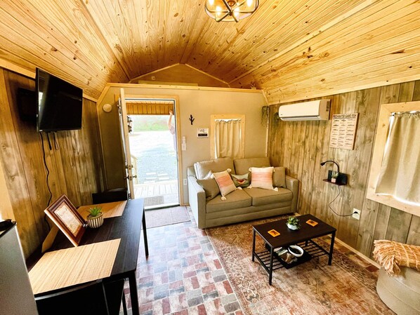 Smart TV - Cozy cabin features features queen pullout and twin in loft. Pet friendly (Jerusalem)