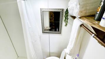 シャワー、タオル、石鹸、シャンプー