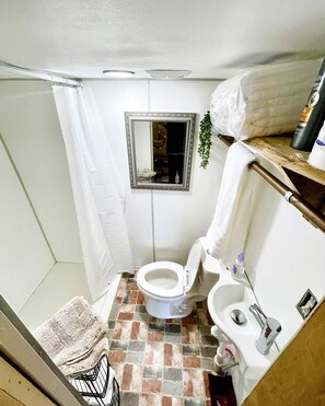 Doccia, asciugamani, sapone, shampoo