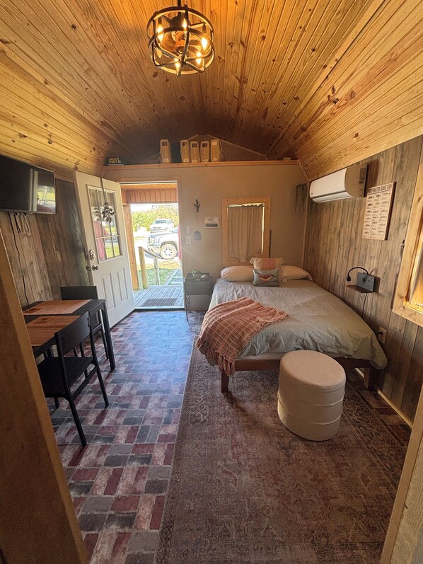 2 bedrooms, WiFi, bed sheets - Cozy cabin features features queen pullout and twin in loft.  Pet friendly (Jerusalem)