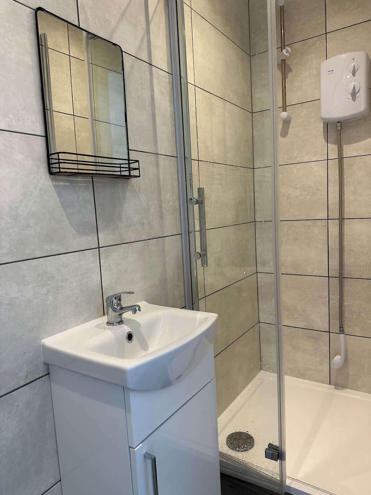 Shower, hair dryer, towels, shampoo