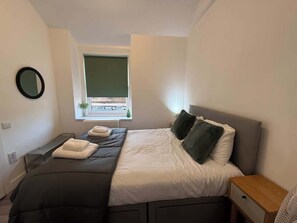 1 dormitorio, tabla de planchar con plancha, cuna de viaje y wifi gratis