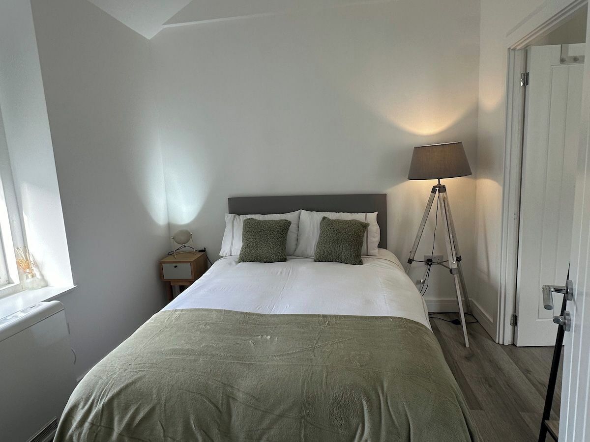 1 quarto, ferros/tábuas de passar roupa, berço de viagem