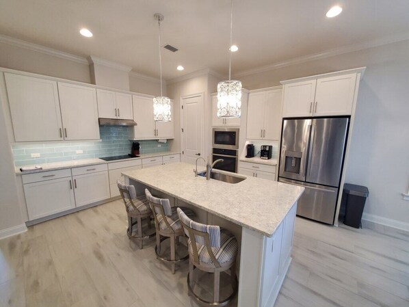 Maison, plusieurs lits, patio, vue jardin | Cuisine privée | Réfrigérateur, micro-ondes, four, plaque de cuisson