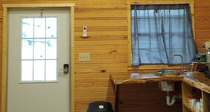 The knotty pine cabin, Tiny House