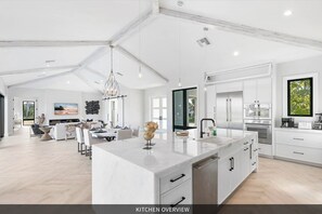 Fridge, microwave, oven, stovetop - Bella Fratelli Marco Island ๐๏ธ
With Electric Lift Pier (Marco Island)