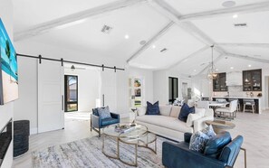 Smart-TV, peis, bøker og printere