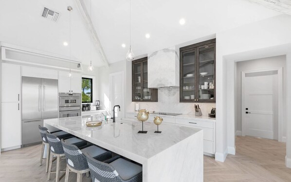 Fridge, microwave, oven, stovetop - Bella Fratelli Marco Island ๐๏ธ
With Electric Lift Pier (Marco Island)