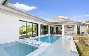 Outdoor pool, a heated pool - Bella Fratelli Marco Island ๐๏ธ
With Electric Lift Pier (Marco Island)