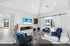 Smart TV, fireplace, books, printers - Bella Fratelli Marco Island 🏝️ 
 With Electric Lift Pier (Marco Island)