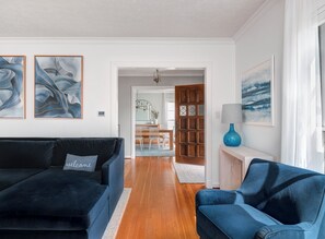 TV connectée, baby-foot, livres