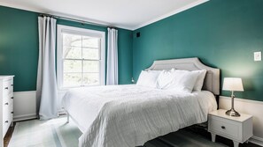 3 chambres, bureau, fer et planche à repasser, lit parapluie