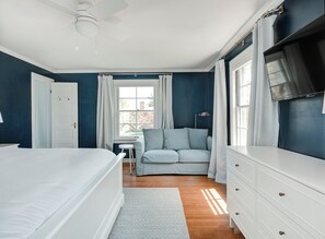 3 bedrooms, desk, iron/ironing board, travel cot