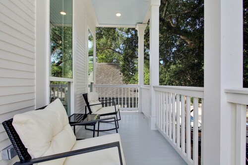 Sprawling 5 BR Pet Friendly Home w/ Fenced Yard