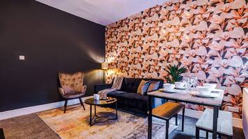 Comfort House | Living area | 32-inch LED TV with digital channels, Netflix, Hulu