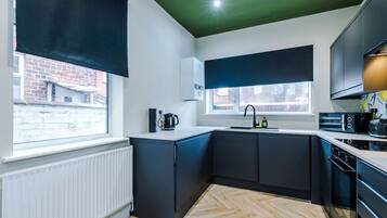 Lemari es besar, microwave, oven, dan kompor