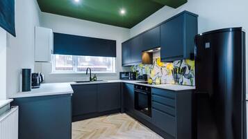 Lemari es besar, microwave, oven, dan kompor