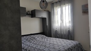 1 chambre, fer et planche à repasser, literie fournie