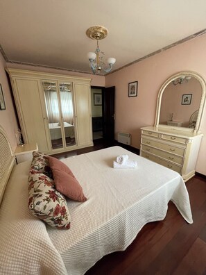 3 bedrooms, bed sheets