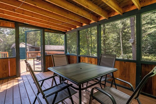 🌲Great Location! 55" TV/Screened Porch/Stone Firepit/Grill