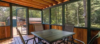 🌲Great Location! 55" TV/Screened Porch/Stone Firepit/Grill