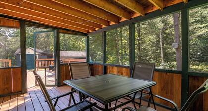 🌲Great Location! 55" TV/Screened Porch/Stone Firepit/Grill