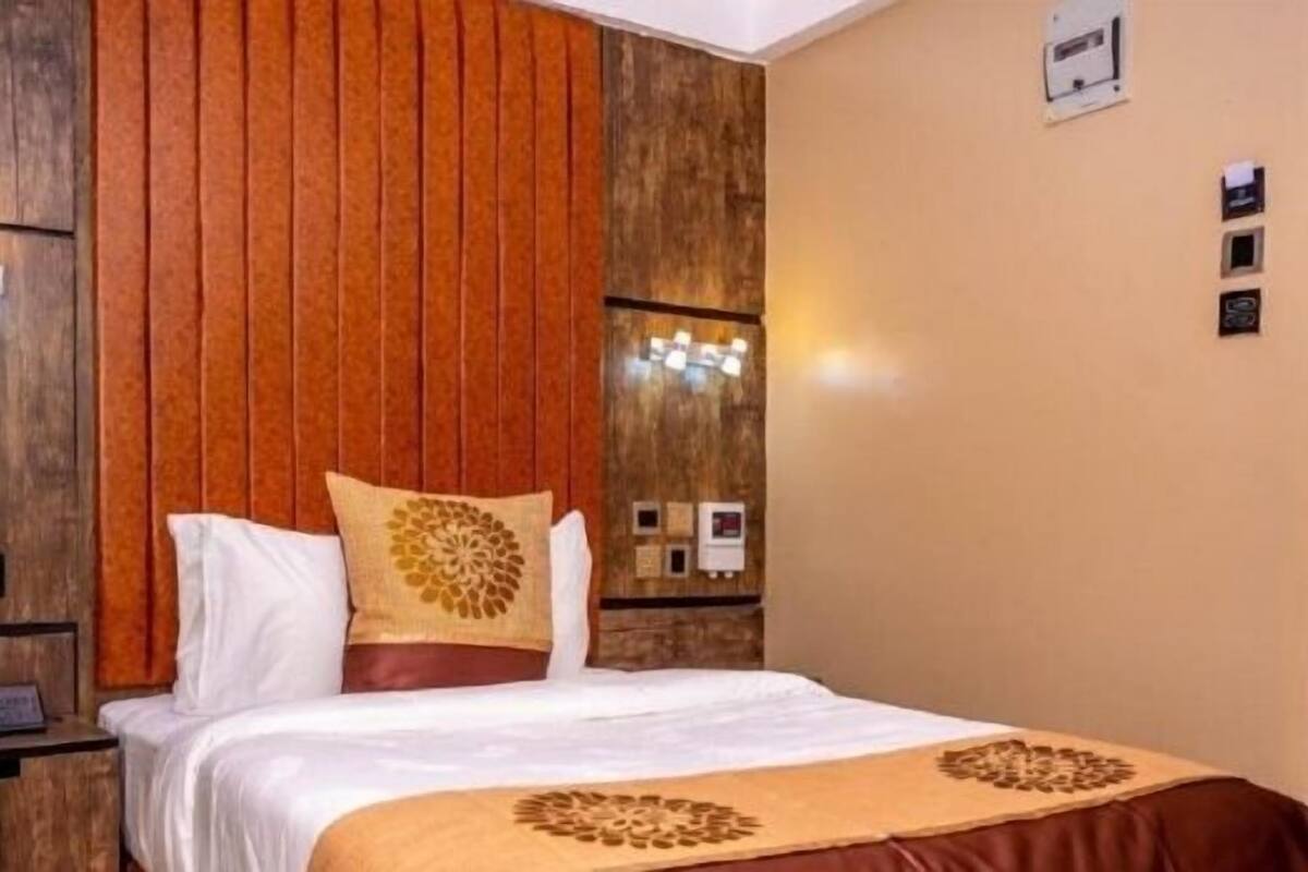 Habitación individual clásica, vistas a la piscina | Escritorio, wifi gratis, mobiliario individual y ropa de cama