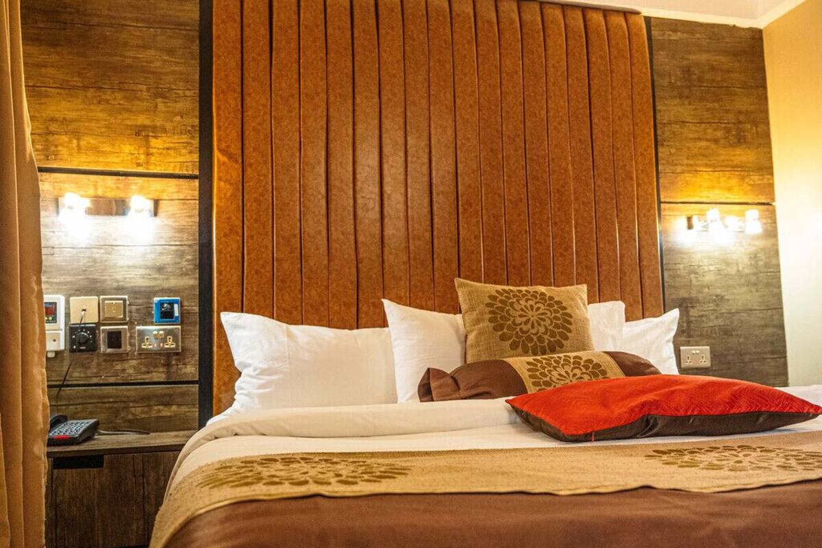 Habitación individual Deluxe | Escritorio, wifi gratis, mobiliario individual y ropa de cama